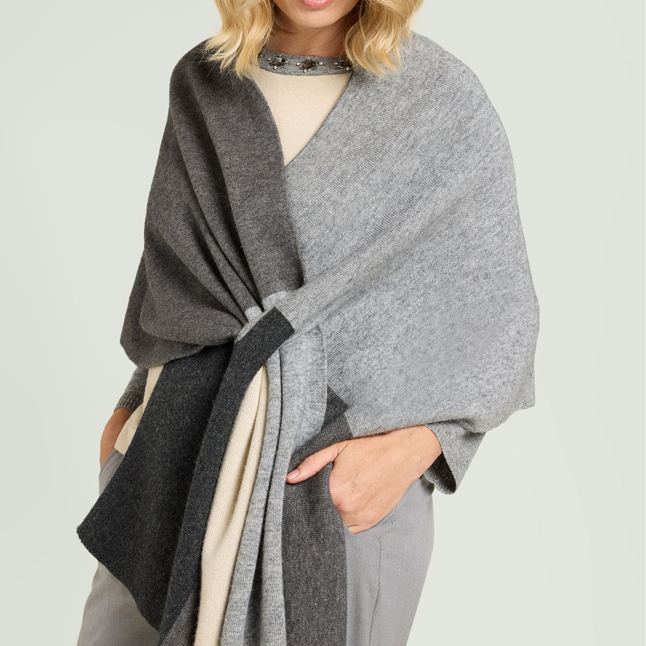 MANTELLA IN MAGLIA COLOR BLOCK