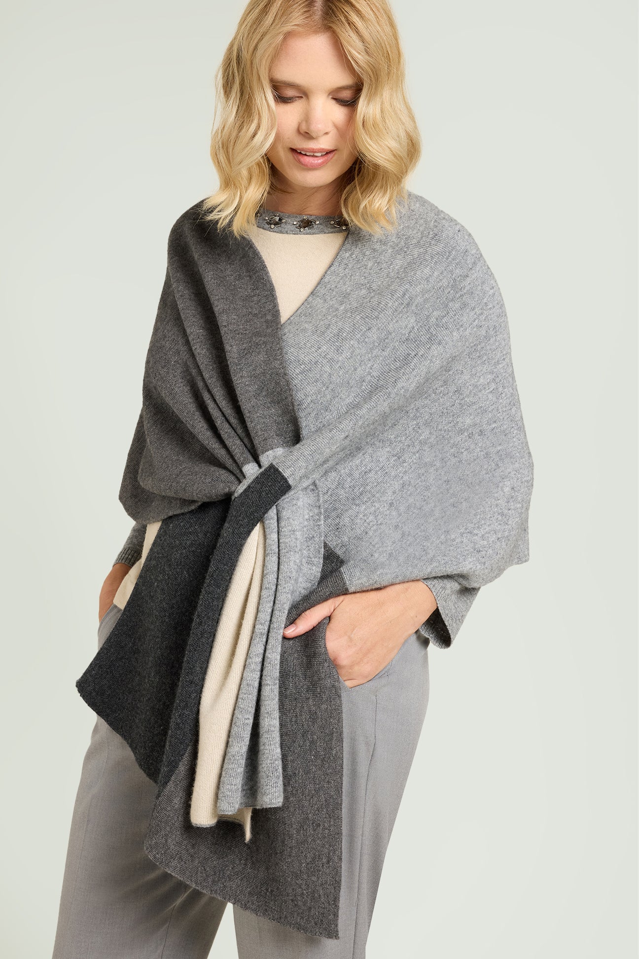 MANTELLA IN MAGLIA COLOR BLOCK