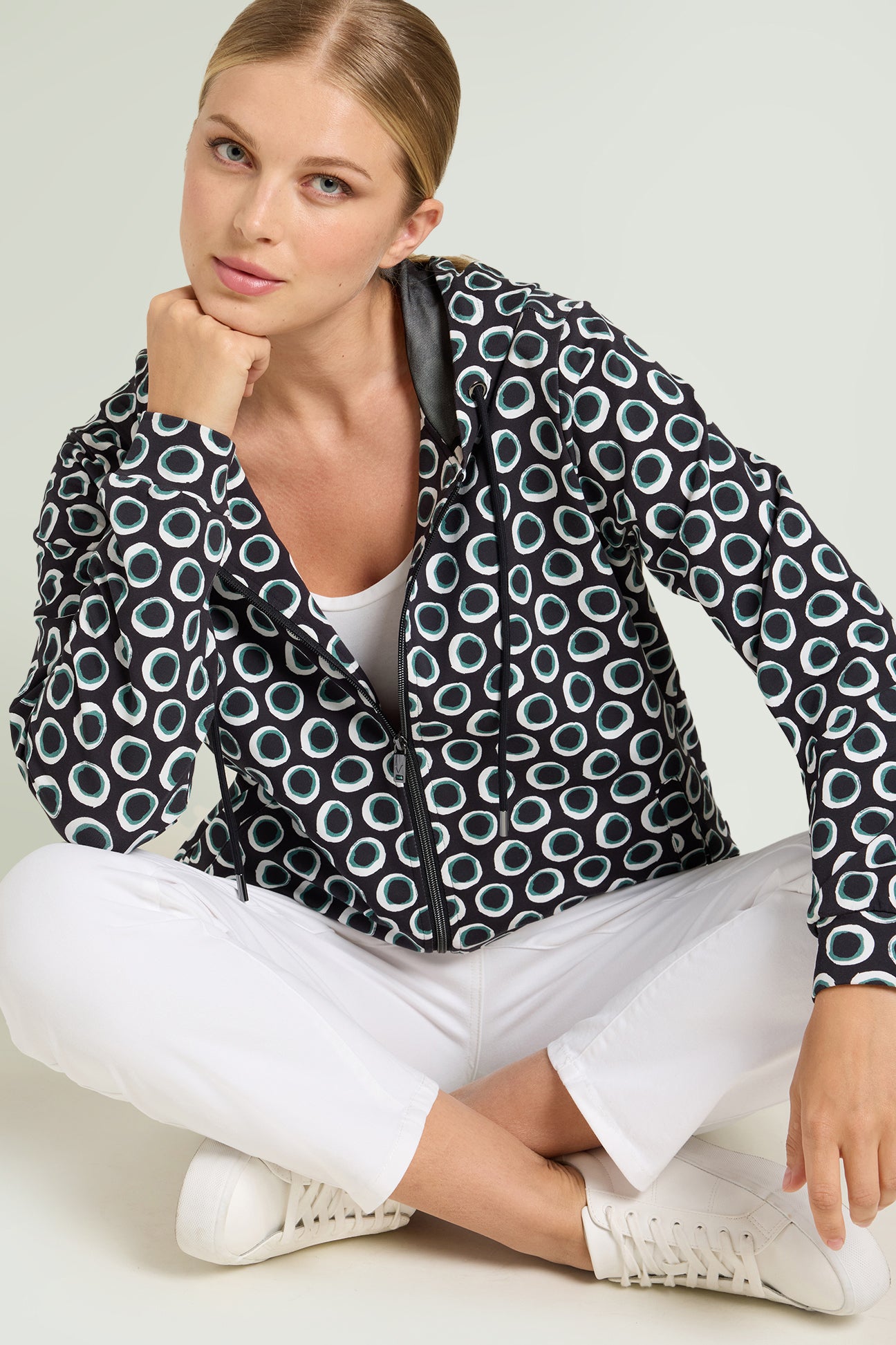 FELPA STAMPATA CON CAPPUCCIO