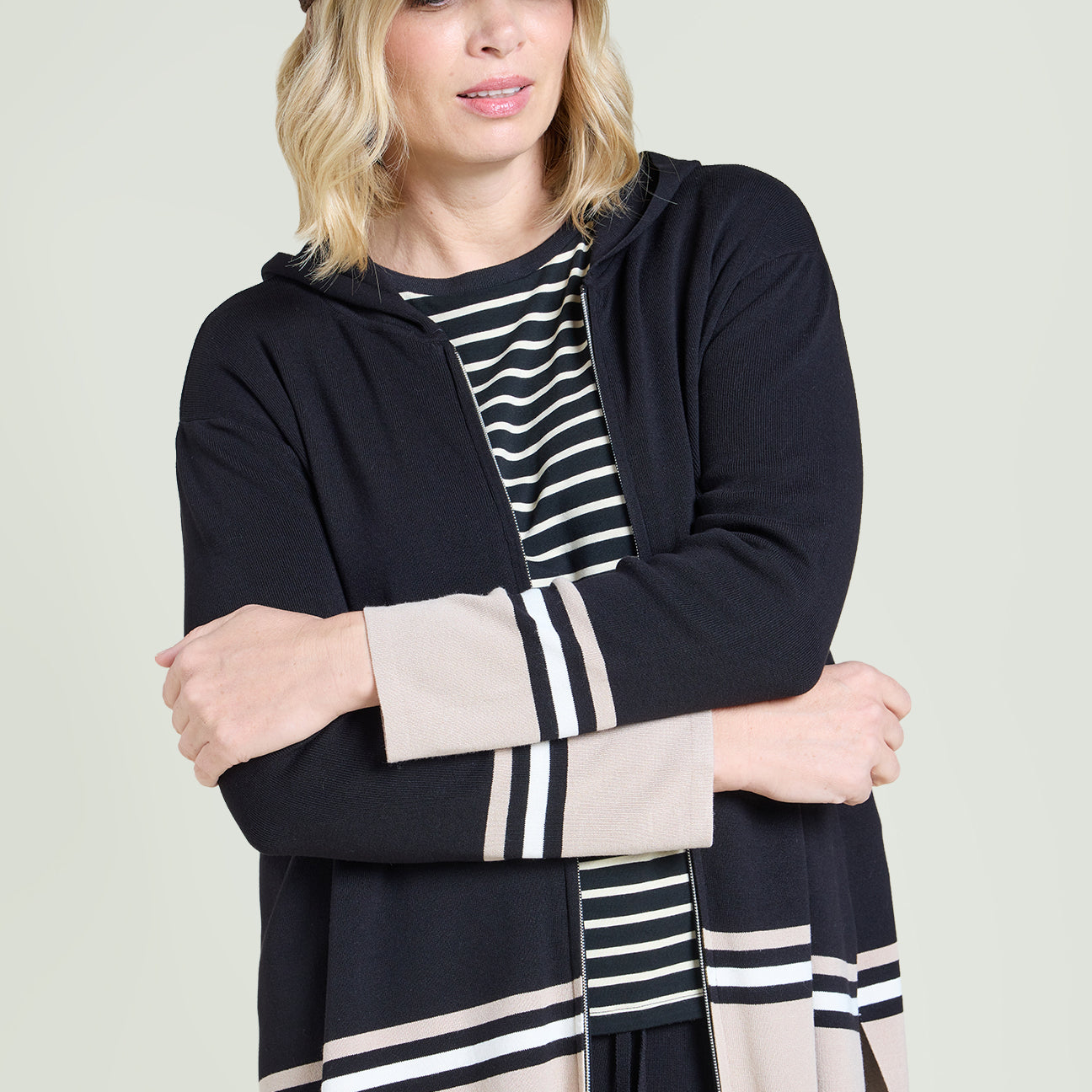 CARDIGAN CON ZIP E CAPPUCCIO