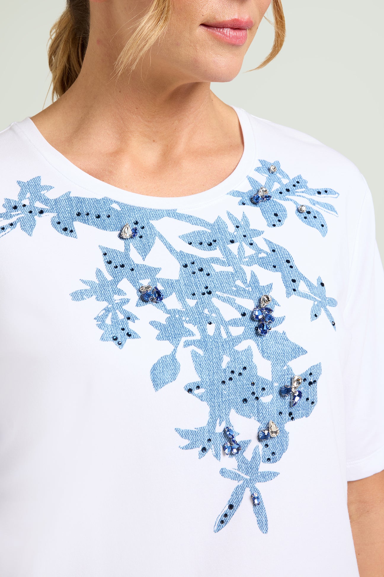 T-SHIRT STAMPATA CON CASTONI E STRASS