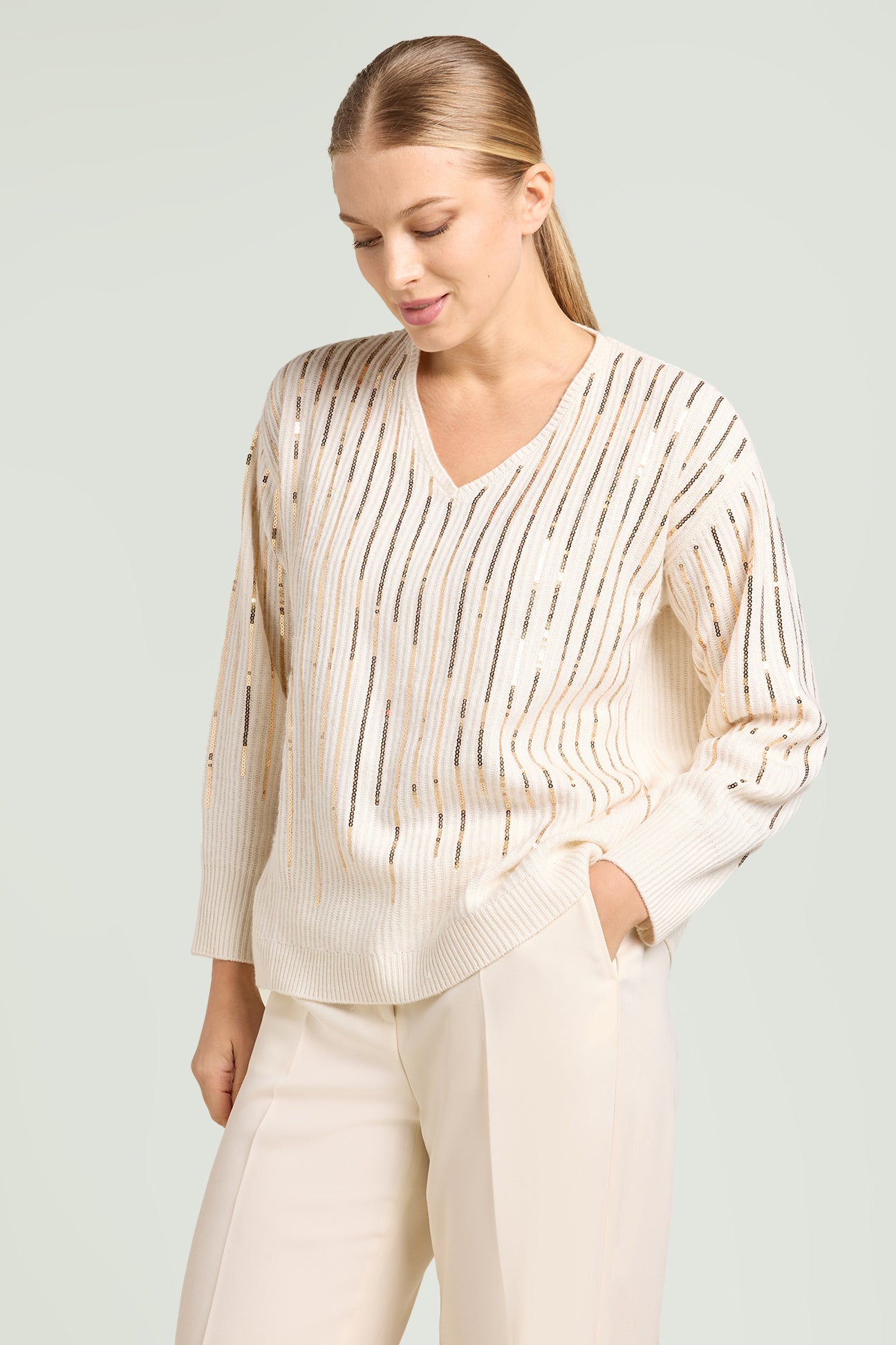 MAGLIA RICAMATA CON PAILLETTES DEGRADE'