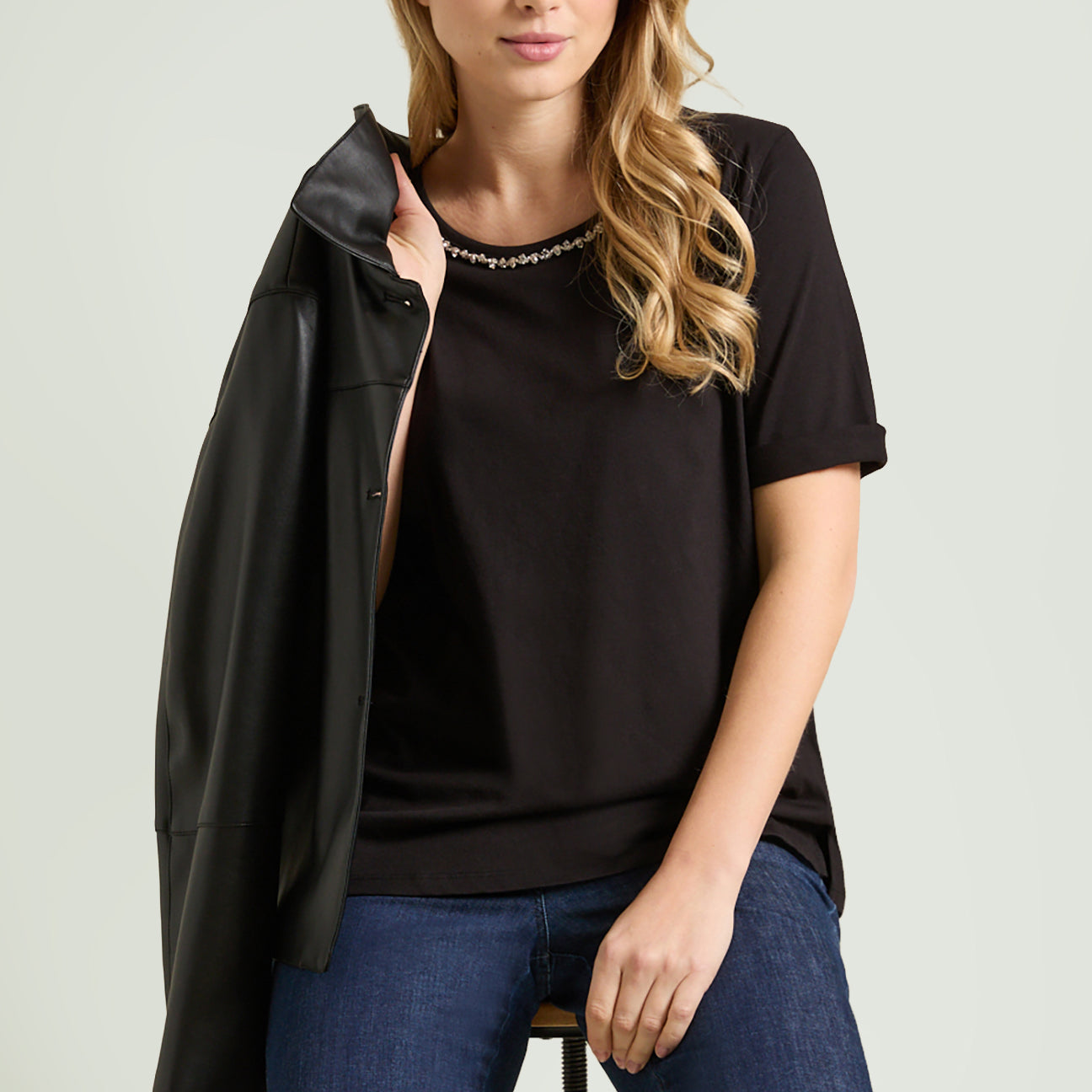 T-SHIRT CON SCOLLO RICAMATO