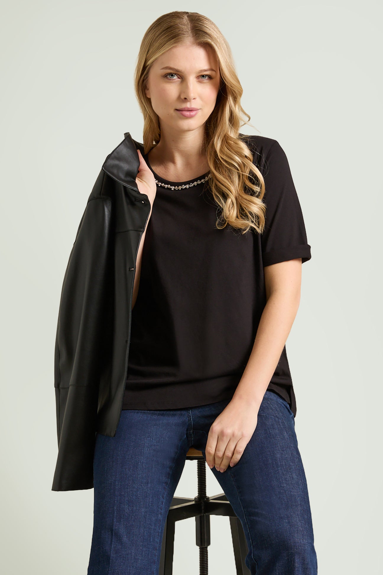 T-SHIRT CON SCOLLO RICAMATO