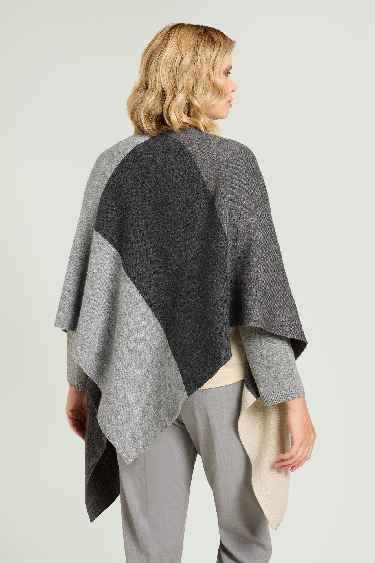 MANTELLA IN MAGLIA COLOR BLOCK