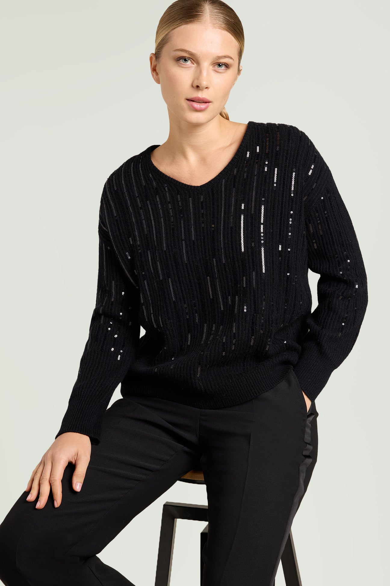 MAGLIA RICAMATA CON PAILLETTES DEGRADE'