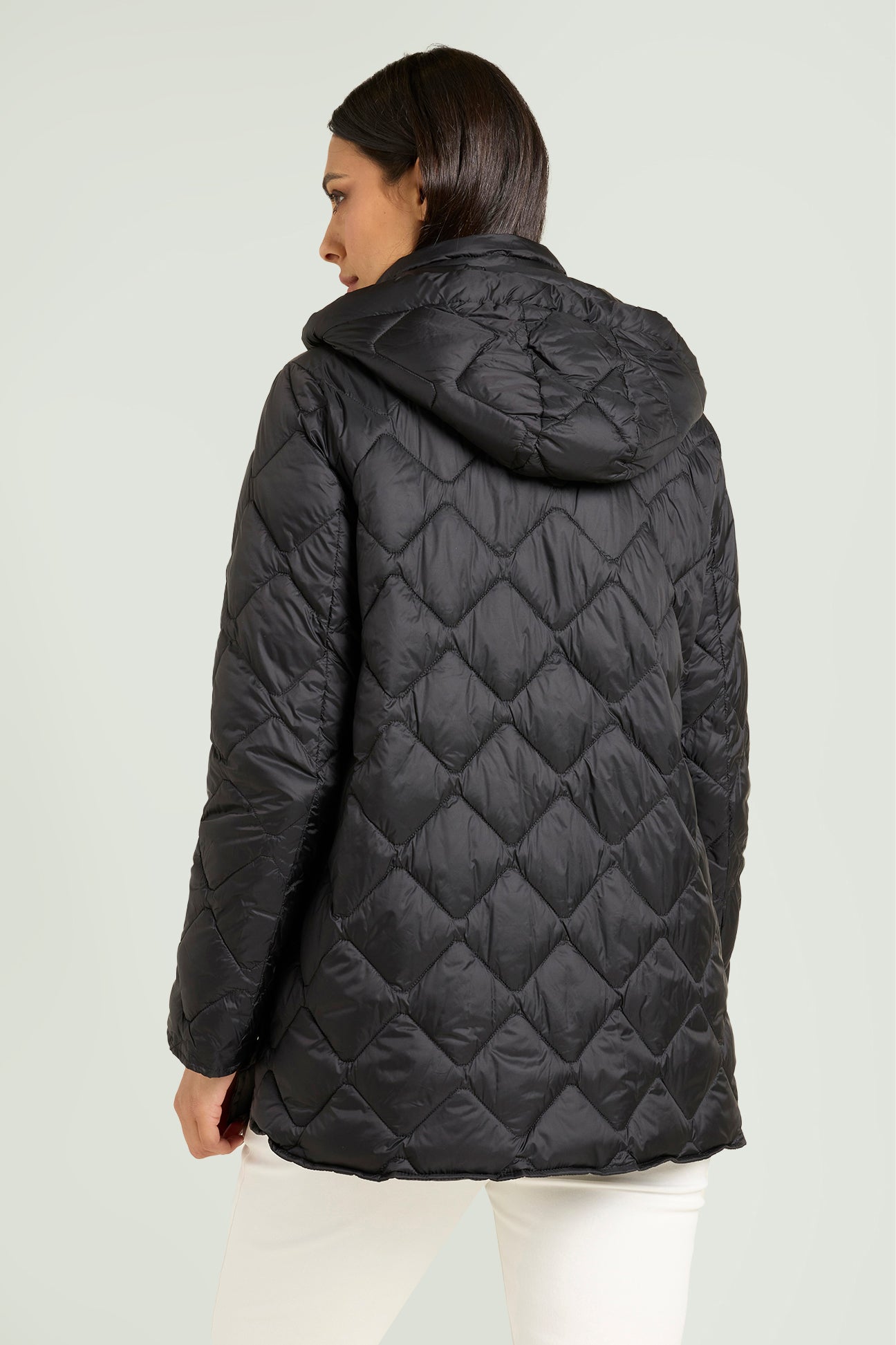 PIUMINO CON SPACCHI E CAPPUCCIO STACCABILE