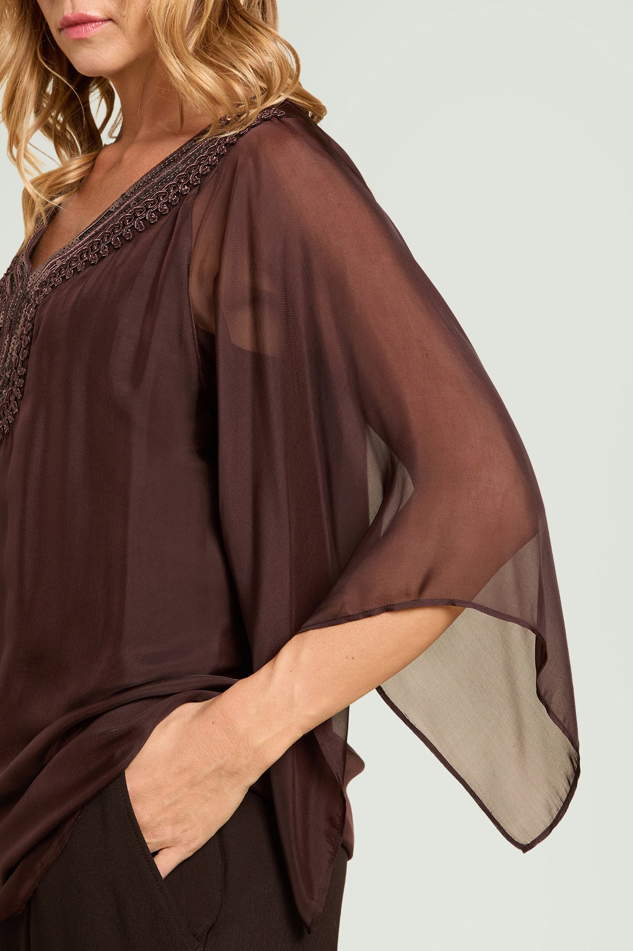 CAFTANO IN VOILE DI VISCOSA E SETA CON SCOLLO RICAMATO
