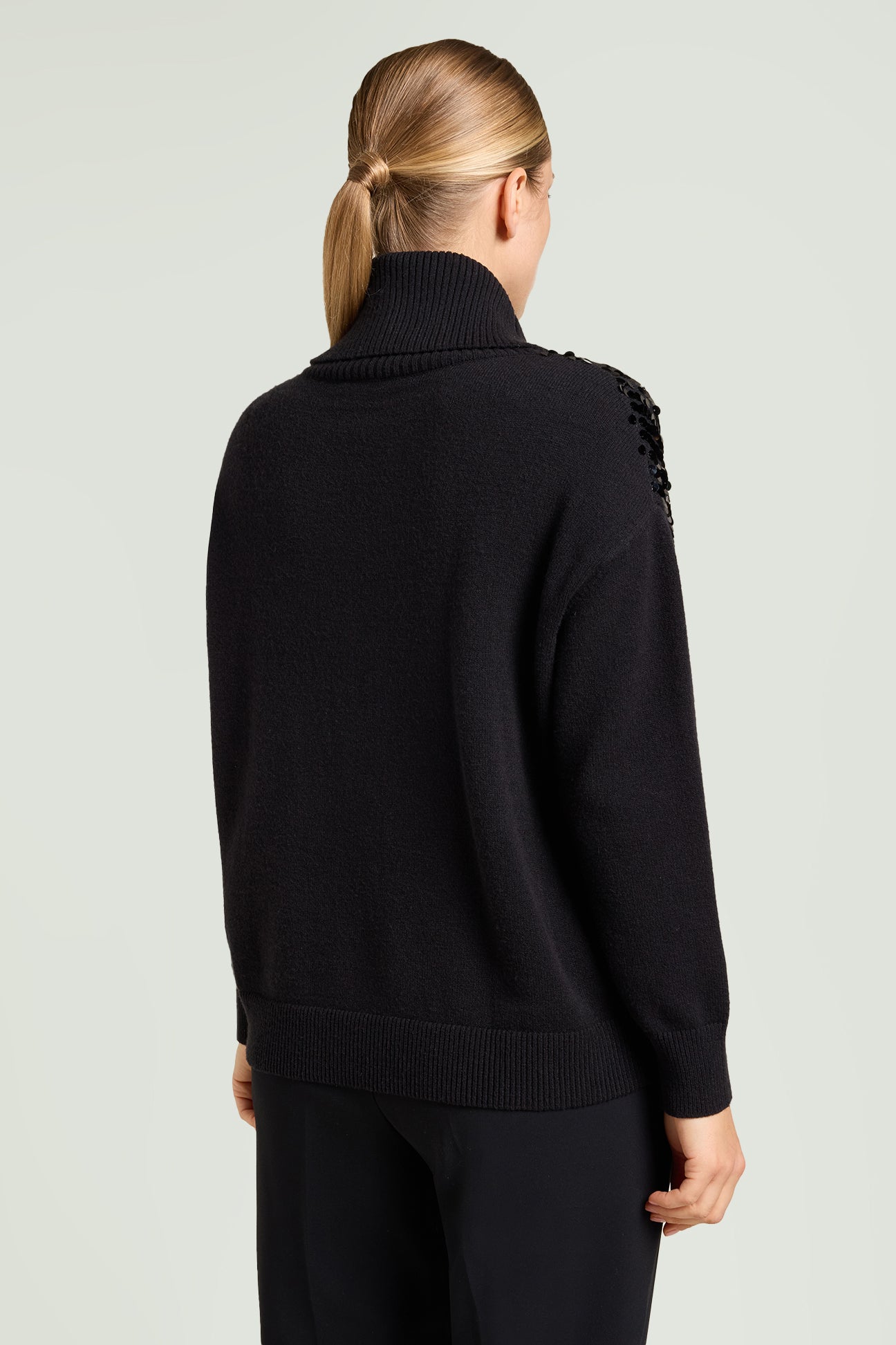 MAGLIA RICAMATA CON COLLO STACCABILE