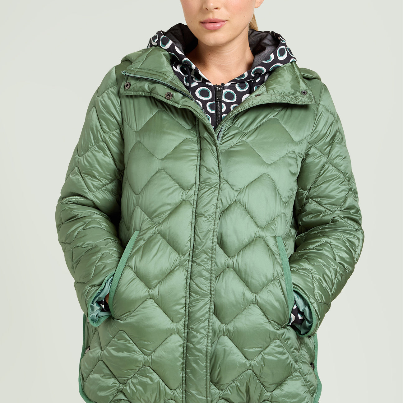 PIUMINO CON SPACCHI E CAPPUCCIO STACCABILE