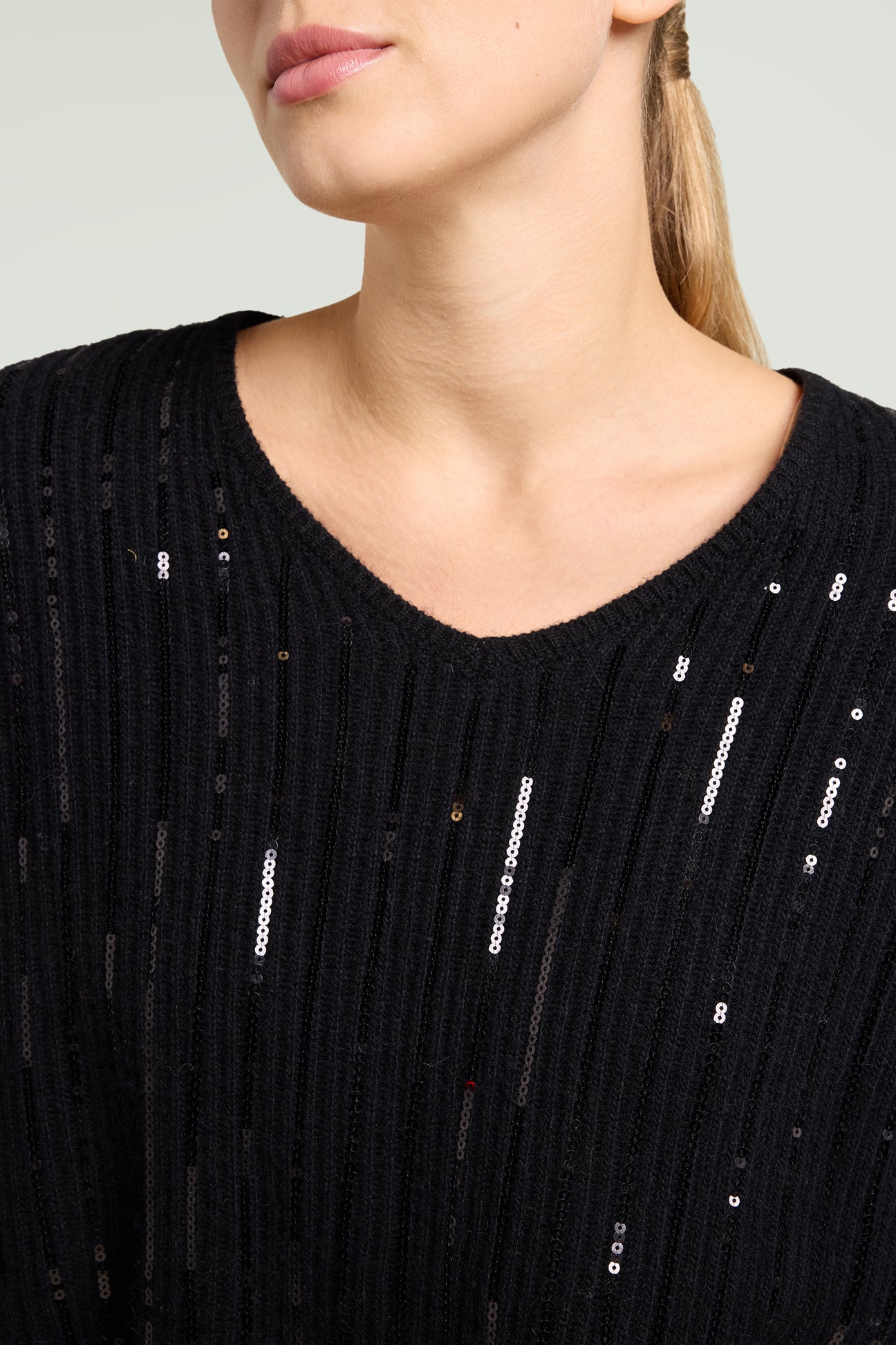 MAGLIA RICAMATA CON PAILLETTES DEGRADE'