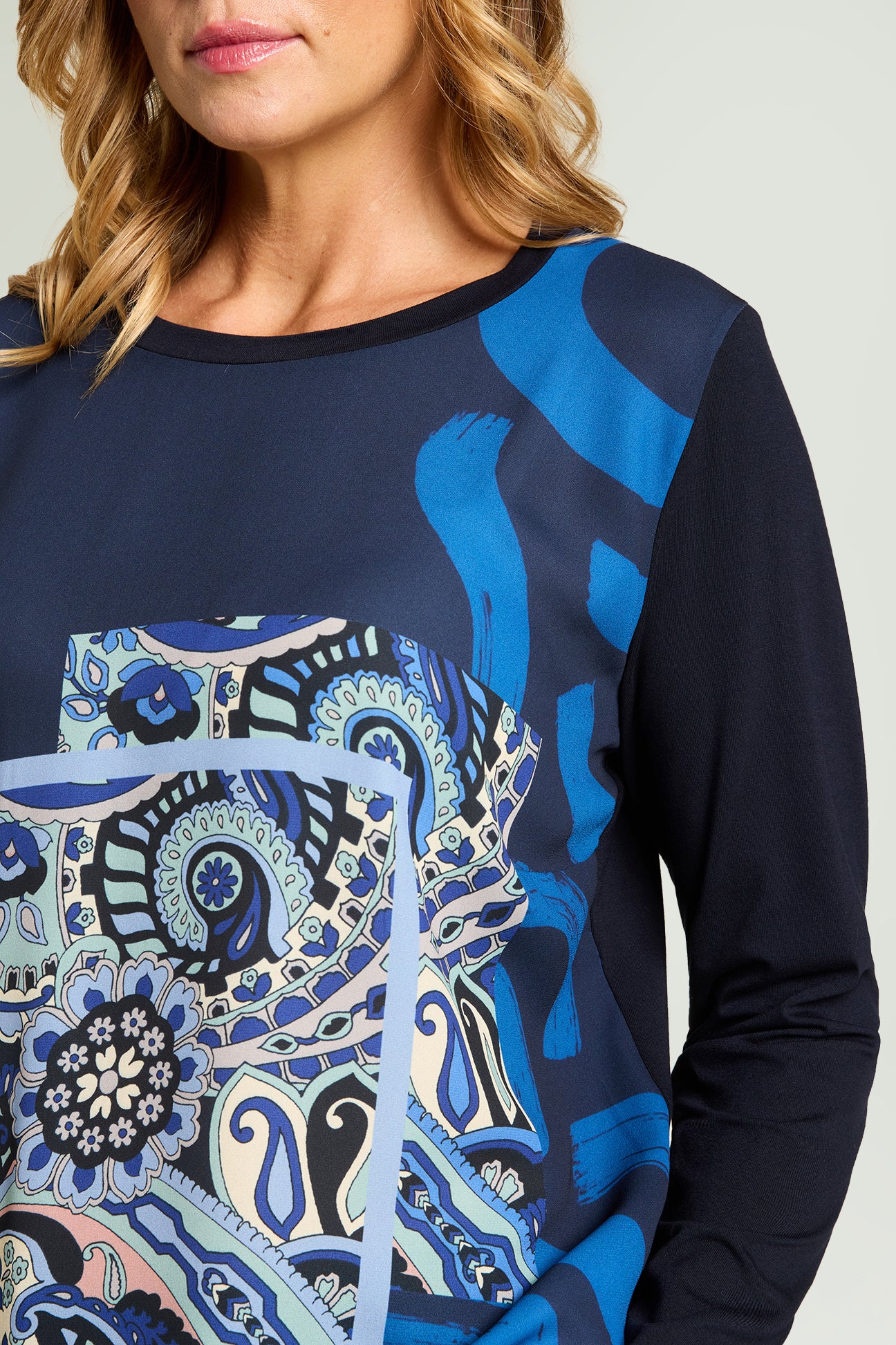 T-SHIRT CON STAMPA PAISLEY