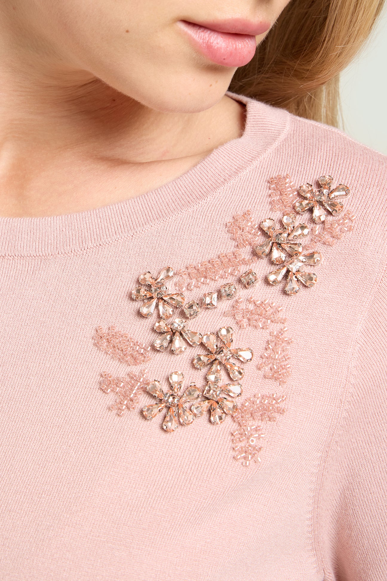 MAGLIA RICAMATA A MANO