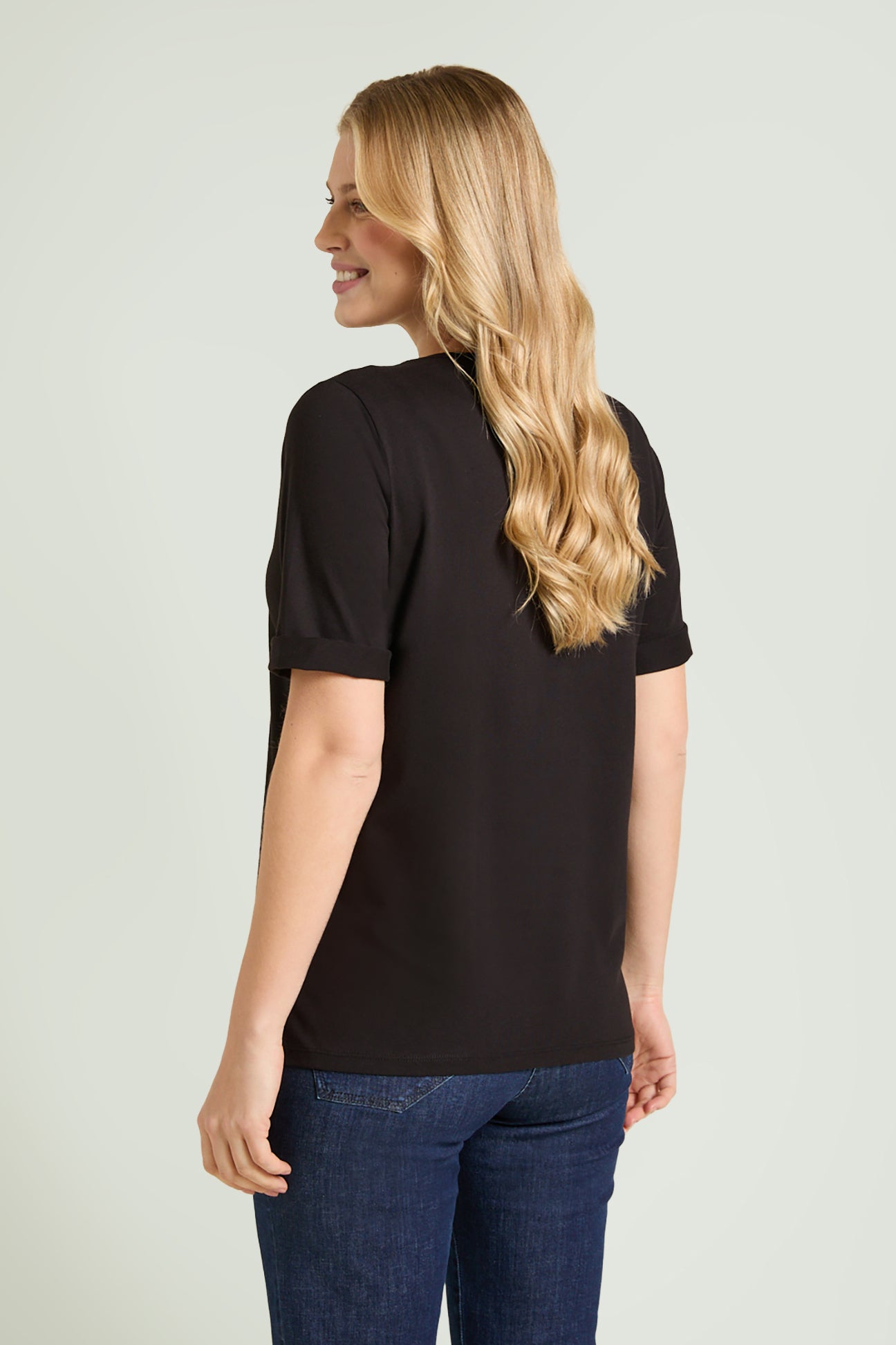 T-SHIRT CON SCOLLO RICAMATO