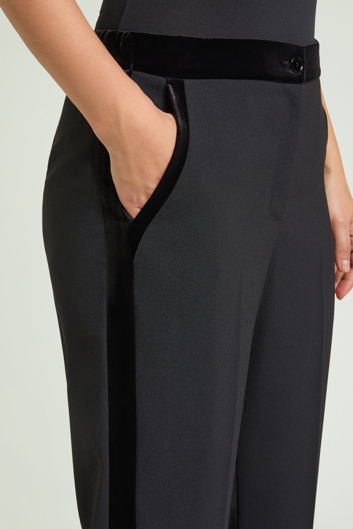 PANTALONI IN CREPE CON DETTAGLI IN VELLLUTO