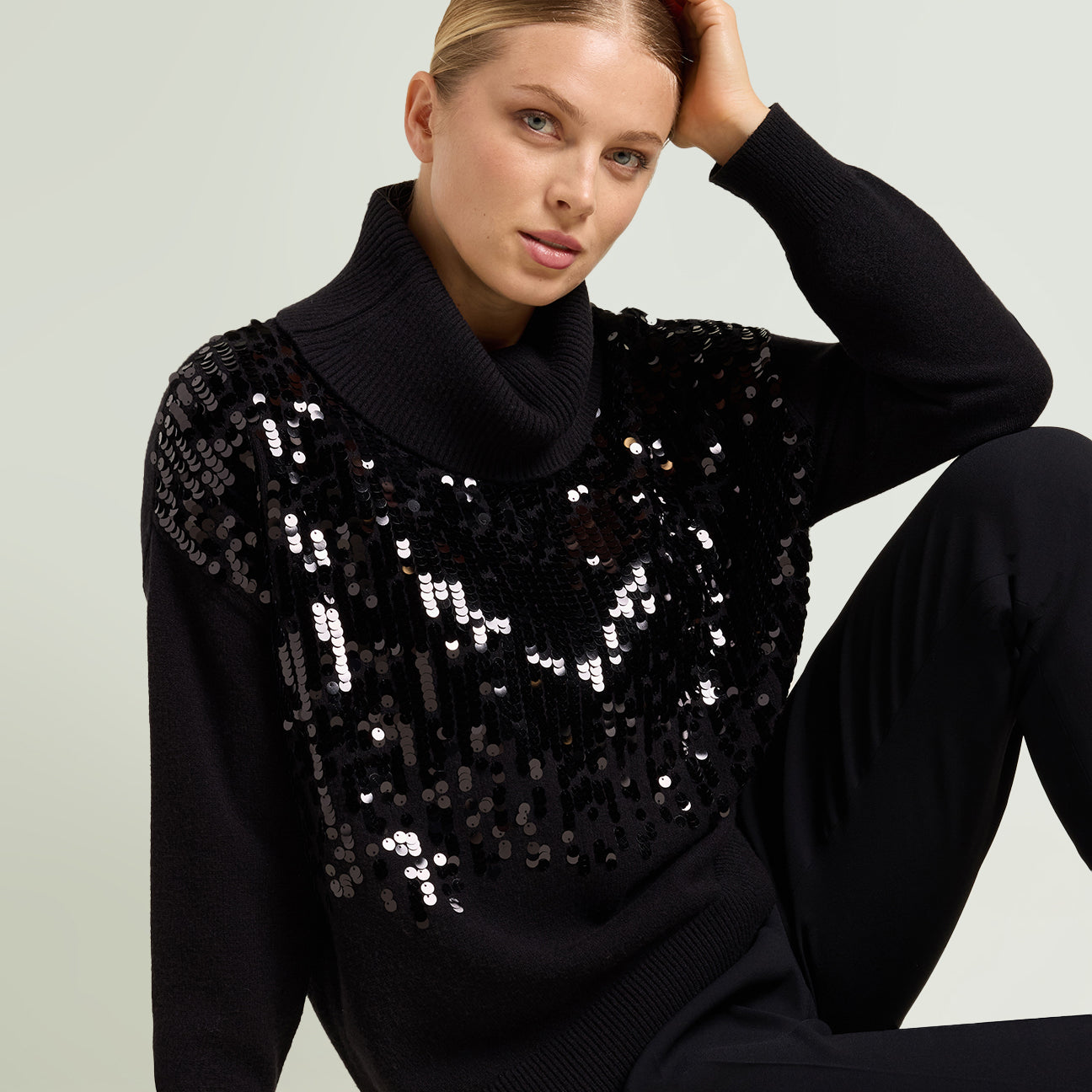 MAGLIA RICAMATA CON COLLO STACCABILE