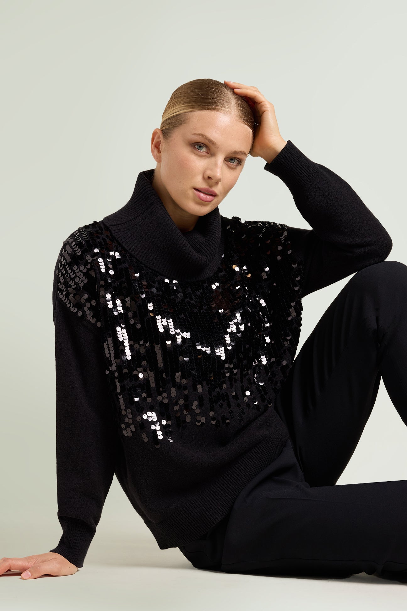 MAGLIA RICAMATA CON COLLO STACCABILE