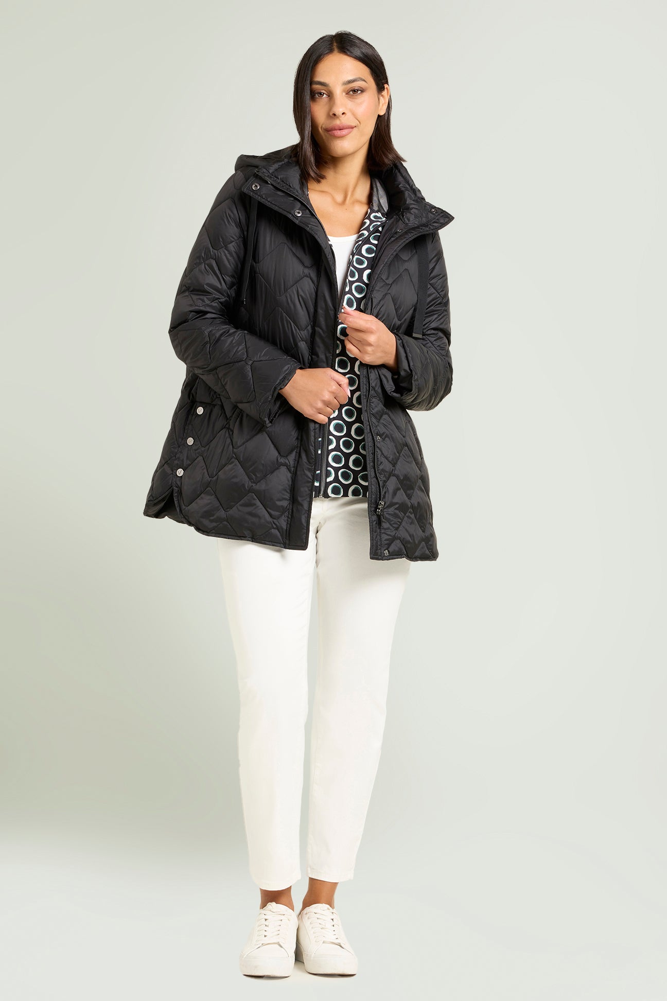 PIUMINO CON SPACCHI E CAPPUCCIO STACCABILE