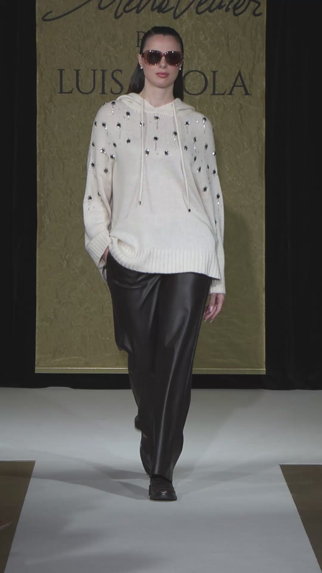 MAGLIA JOGGER RICAMATA A MANO